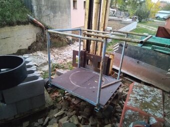 Zvedací zařízení z plošinou tažené - 7