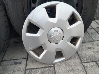 Prodám plechové kola rozteč 5x112 s letními pneu. - 7