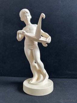 Soška chlapec s lodičkou - 7