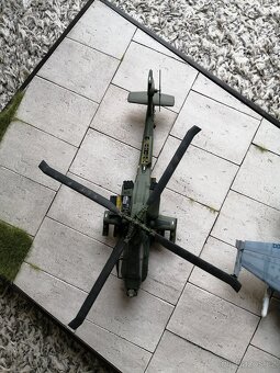 Slepený model AH-64 1/72 + podložka - 7