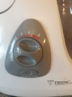 ELEKTRICKÝ VÍCEÚČELOVÝ ROBOT ZN. TRION 220 V - 7