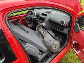Prodám Peugeot 107 na díly - 7