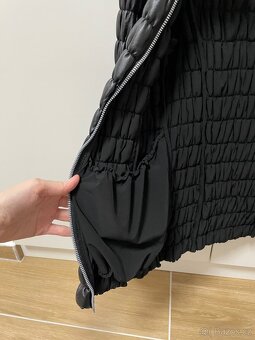 Černá řasená jarní / letní bunda zn. Guess - 7