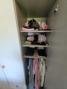 Nábytek dětský pokoj, skříně, stoly, ZDARMA ŽIDLE - 7