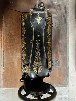 Starý šlapací šicí stroj – dekorativní litinový podstavec, k - 7