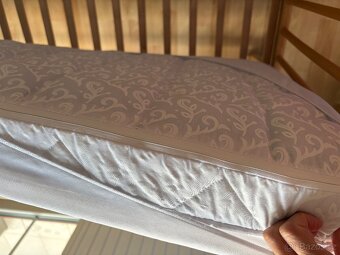 Postýlka s kolečky, matrací a stahovací bočnicí - 7