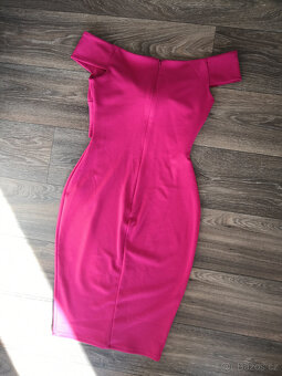 Růžové midišaty se spadlými rameny - 7