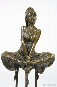 Bronzová socha mladé dámy na barové židli, 29cm - 7