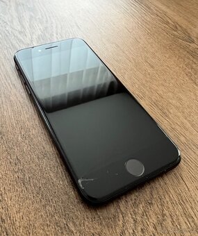 Apple iPhone SE 2020 - 7