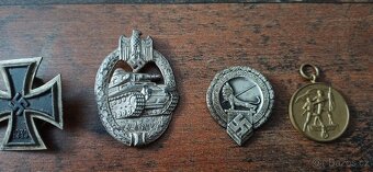 Medaile, vyznamenání, odznaky. - 7