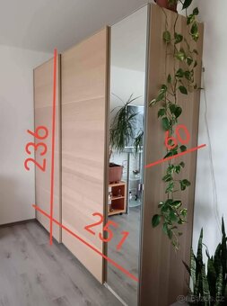 Šatní skříň IKEA PAX s osvětlením v top stavu - 7