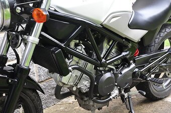 Prodám luxusní Hondu VTR 250, 2011, 12749 km. - 7