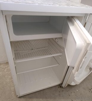Prodám menší ledničku Zanussi - 7