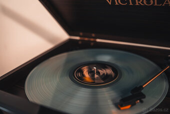 Gramofon Victrola VTA-270B + 3x vinyl - 7