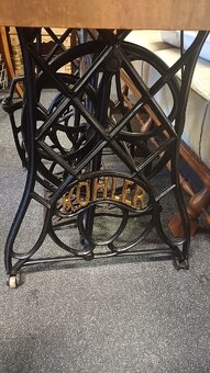 Starožitný šicí stroj 100 let starý - 7