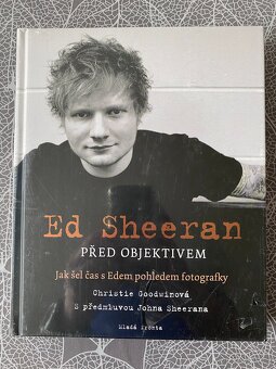Nová kniha Ed Sheeran před objektivem v originální fólii - 7