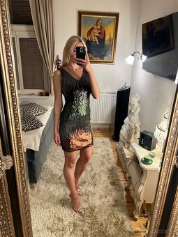 Mini šaty s barevnými flitry - 7