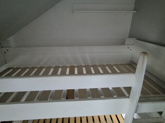 Prodám masivní patrovou postel z olše s úložným prostorem - 7