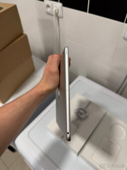 Apple iPad 6th generation A1893 White 32gb - 7