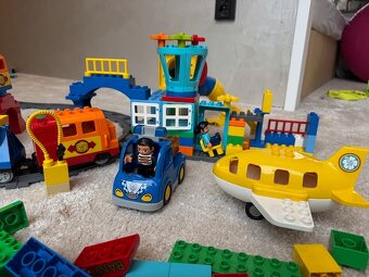 Lego Duplo 10508 plus Letiste a letadl- Nákladní Vlak Deluxe - 7