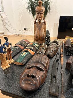 Suvenýry z cest, masky, sošky a další dekorativní předměty - 7