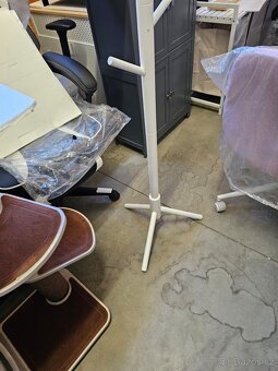 Nový rostoucí stojanový věšák - 7