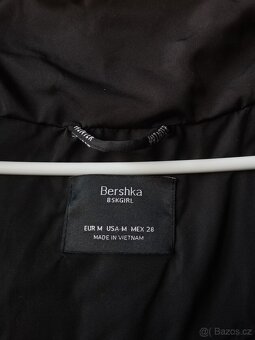 Černá teplá zimní bunda Bershka s kapucí - 7