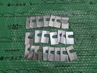vymezovací podložka pantu dveří pravá Škoda Felicia 6U083148 - 7