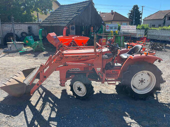 Hinomoto E 2004 D , 4x4 s originálním čelním nakladačem - 7