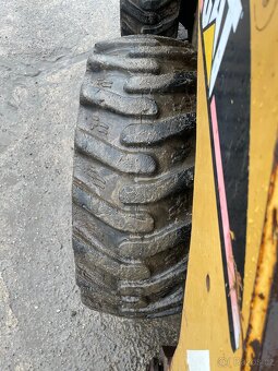 Cat 242B smykový nakladač - 7