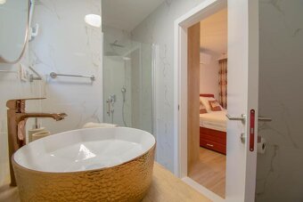 Luxusní vila s bazénem a výhledem na moře k prodeji u Makars - 7