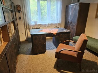 Různé skříně, postel, křesla, atd. - 7