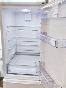 Lednice s mrazákem BEKO CN237231 K60365NE Na díly - 7