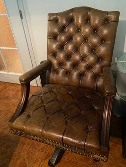 Kožený set Chesterfield, kancelářská židle, stolek - 7