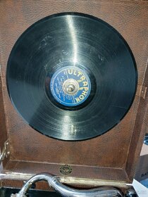 KUFŘÍKOVÝ GRAMOFON NA KLIKU - 7