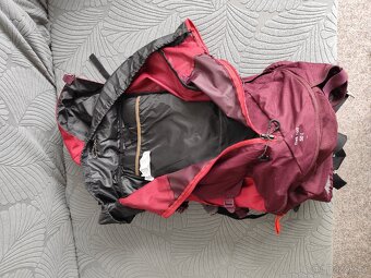 FORCLAZ Dámský turistický batoh MT100 EasyFit 50 L - 7