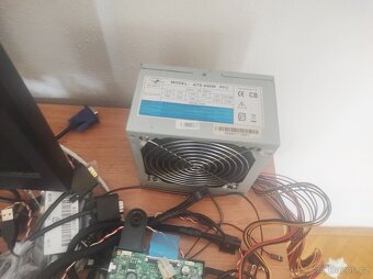 Monitory, kabelaže, diody, 13x Základní deska, notebook - 7