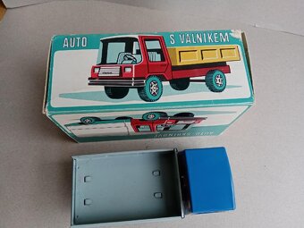 Igra- valník, plechové auto, stará hračka, 80.léta - 7