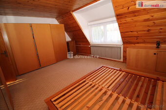 Krásný dvougenerační dům s garáží, rybníkem, velkou zahradou - 7
