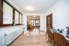 Prodej prostorného třípatrového rodinného domu 300 m2 v Karv - 7