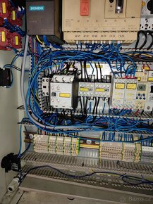 Elektro rozvaděč plný elektroniky - 7