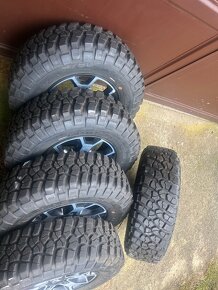 Jeep Wrangler sada alu kol r17 originální s pneu BF - 7