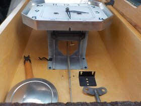 Staré dřevěné a porcelánové hodiny - 7