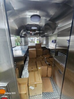 Food truck gastro přívěs v stylu Airstream - 7