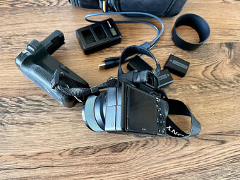 Prodám Sony A7 II + Sony FE 50mm f/1.8 + battery grip atd... - 7