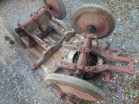 Starý dřevěný malý vozík - kárka. - 7