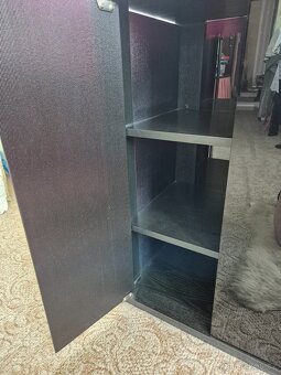 Černá obývací stěna s vitrínou - 7