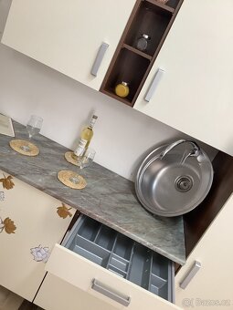 Světlá moderní kuchyně IRMA - 7