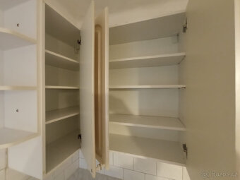 Starší světlá kuchyň s dřezem a sporákem - 7