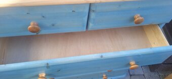 Dřevěná komoda se zásuvkami - 7